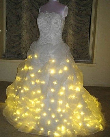 Váy đính đèn nhấp nháy Đây có lẽ là chiếc váy thích hợp dành cho những cô dâu muốn tỏa sáng trong ngày trọng đại của mình.